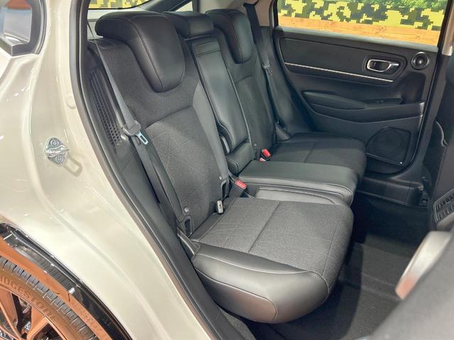 ヴェゼル ｅ：ＨＥＶ　Ｚ　登録済未使用車　ホンダコネクトディスプレイ　ホンダセンシング　ワイヤレス充電　マルチビューカメラシステム　プレミアムオーディオ　クリアランスソナー　シートヒーター　ステアリングヒーター　電動リアゲート（9枚目）