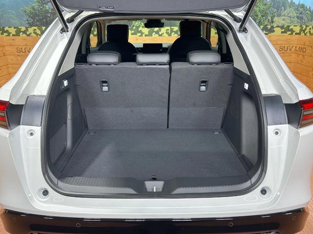 ヴェゼル ｅ：ＨＥＶ　Ｚ　登録済未使用車　ホンダコネクトディスプレイ　ホンダセンシング　ワイヤレス充電　マルチビューカメラシステム　プレミアムオーディオ　クリアランスソナー　シートヒーター　ステアリングヒーター　電動リアゲート（10枚目）