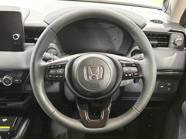 ヴェゼル ｅ：ＨＥＶ　Ｚ　登録済未使用車　ホンダコネクトディスプレイ　ホンダセンシング　ワイヤレス充電　マルチビューカメラシステム　プレミアムオーディオ　クリアランスソナー　シートヒーター　ステアリングヒーター　電動リアゲート（11枚目）