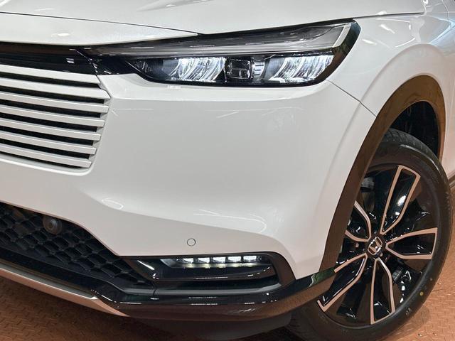 ヴェゼル ｅ：ＨＥＶ　Ｚ　登録済未使用車　ホンダコネクトディスプレイ　ホンダセンシング　ワイヤレス充電　マルチビューカメラシステム　プレミアムオーディオ　クリアランスソナー　シートヒーター　ステアリングヒーター　電動リアゲート（12枚目）