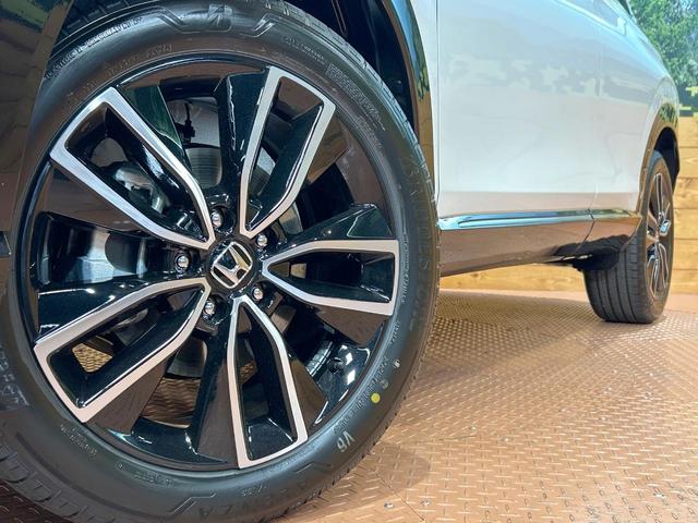 ヴェゼル ｅ：ＨＥＶ　Ｚ　登録済未使用車　ホンダコネクトディスプレイ　ホンダセンシング　ワイヤレス充電　マルチビューカメラシステム　プレミアムオーディオ　クリアランスソナー　シートヒーター　ステアリングヒーター　電動リアゲート（13枚目）