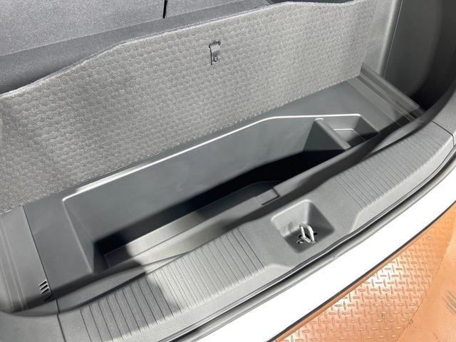 ヴェゼル ｅ：ＨＥＶ　Ｚ　登録済未使用車　ホンダコネクトディスプレイ　ホンダセンシング　ワイヤレス充電　マルチビューカメラシステム　プレミアムオーディオ　クリアランスソナー　シートヒーター　ステアリングヒーター　電動リアゲート（38枚目）