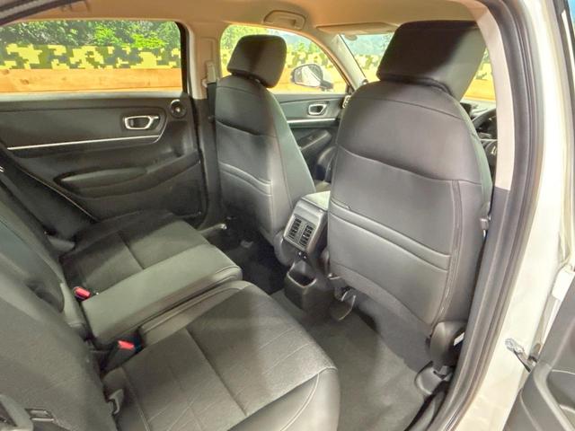 ヴェゼル ｅ：ＨＥＶ　Ｚ　登録済未使用車　ホンダコネクトディスプレイ　ホンダセンシング　ワイヤレス充電　マルチビューカメラシステム　プレミアムオーディオ　クリアランスソナー　シートヒーター　ステアリングヒーター　電動リアゲート（42枚目）