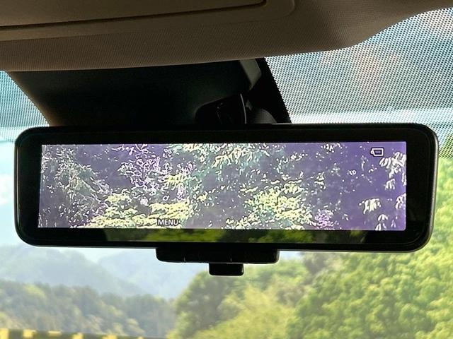 【インテリジェントルームミラー】後席の大きな荷物や同乗者で後方が確認しづらい時でも安心！カメラが撮影した車両後方の映像をルームミラー内に表示。クリアな視界で状況の確認が可能です！