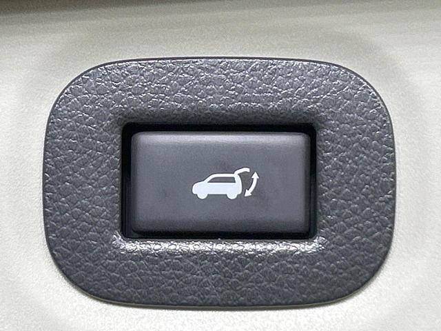 【パワーバックドア】スマートキーや運転席のボタンを押すだけでリアゲートが自動で開閉します！荷物を持っている時や、高い位置にあるバックドアを閉める際に便利な機能です♪