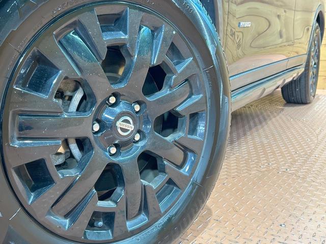 【純正１８インチアルミホイール】外観にマッチした純正アルミホイールを装着しております。各種社外アルミホイールや、スタッドレスタイヤも取扱いしております。是非ご相談ください♪