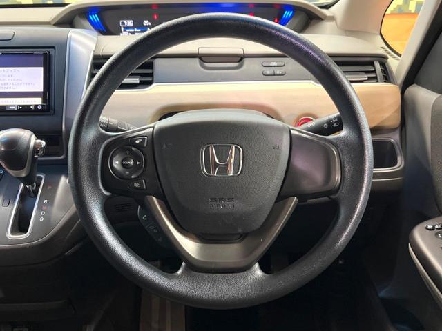 フリード G 禁煙車 SDナビ フルセグ バックカメラ パワースライドドア アイドリングストップ ビルトインETC オートエアコン ウォークスルー CD/DVD再生 Bluetooth接続可 スマートキー(12枚目)