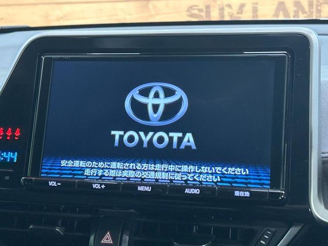 【純正ナビ】人気の純正ナビを装備しております。ナビの使いやすさはもちろん、オーディオ機能も充実！キャンプや旅行はもちろん、通勤や買い物など普段のドライブも楽しくなるはず♪