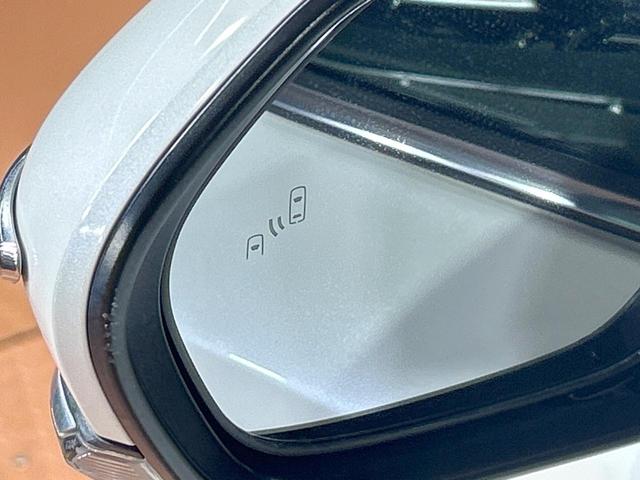 【ブラインドスポットモニター】走行中、ドアミラーの死角になりやすい箇所に後続車が接近するとサイドミラーのレンズに警告を表示！ドライバーに注意喚起をしてくれます。