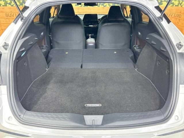 後席を格納すると、これだけの広さが！シーンに合わせたシートアレンジで、大きな荷物も積むことが出来ます♪