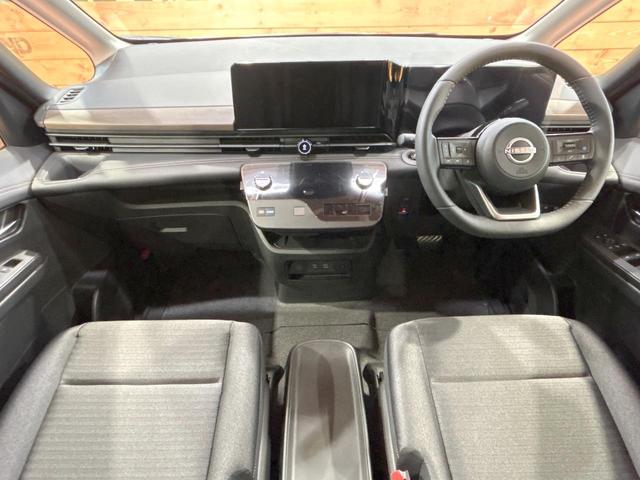 セレナ ｅ－パワー　ハイウェイスターＶ　登録済未使用車　１２型ナビフルセグ　全周囲カメラ　両側電動ドア　プロパイロット　デジタルインナーミラー　ワイヤレス充電　ＬＥＤヘッド＆フォグ　オートハイビーム　ＥＴＣ　ダブルエアコン　１６インチアルミ（2枚目）