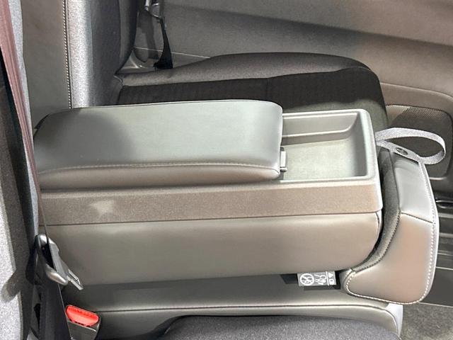 セレナ ｅ－パワー　ハイウェイスターＶ　登録済未使用車　１２型ナビフルセグ　全周囲カメラ　両側電動ドア　プロパイロット　デジタルインナーミラー　ワイヤレス充電　ＬＥＤヘッド＆フォグ　オートハイビーム　ＥＴＣ　ダブルエアコン　１６インチアルミ（39枚目）