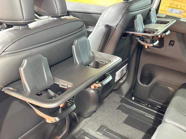 セレナ ｅ－パワー　ハイウェイスターＶ　登録済未使用車　１２型ナビフルセグ　全周囲カメラ　両側電動ドア　プロパイロット　デジタルインナーミラー　ワイヤレス充電　ＬＥＤヘッド＆フォグ　オートハイビーム　ＥＴＣ　ダブルエアコン　１６インチアルミ（45枚目）