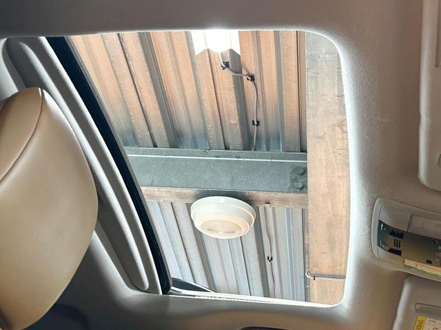 ランドクルーザープラド TX Lパッケージ 70thアニバーサリーリミテッド 禁煙車 サンルーフ 後席モニター 9型ナビ フルセグ バックカメラ レーダークルーズ デジタルインナーミラー シートベンチレーション クリアランスソナー 3列シート LEDライト オートライト(28枚目)