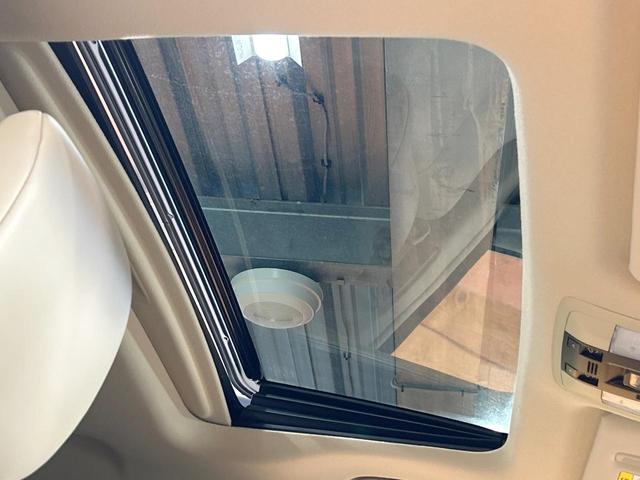 【サンルーフ】開放感たっぷりの希少装備、サンルーフが装着されています！車内に明かりを取り入れたり景色を楽しむ以外にも、車内の空気も簡単に換気できて快適です！
