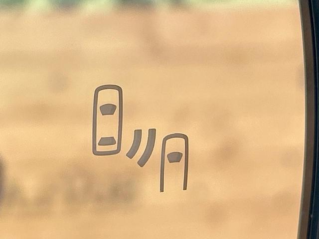 【ブラインドスポットモニター】走行中、ドアミラーの死角になりやすい箇所に後続車が接近するとサイドミラーのレンズに警告を表示！ドライバーに注意喚起をしてくれます。