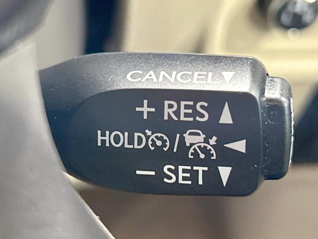 【レーダークルーズコントロール】高速道路での長距離走行が楽に！！自動で速度を保つクルーズコントロールが、衝突軽減システムと連携し、前方の車両を感知して車間を保つように速度調節してくれます！！