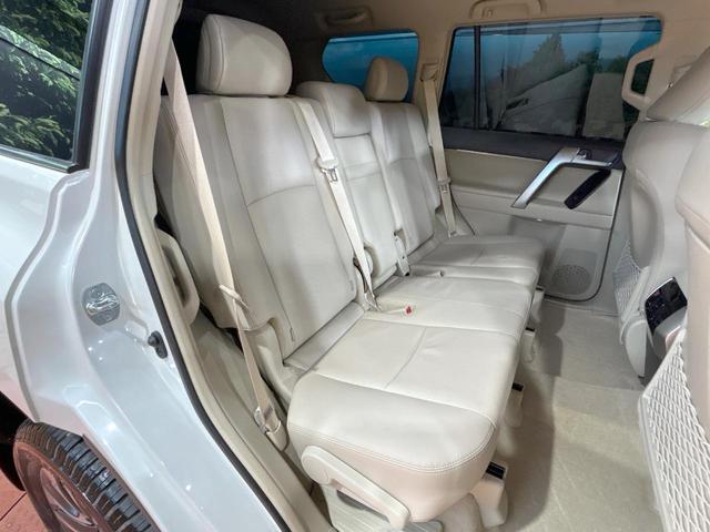 後部座席も気になるようなキズ・汚れやへたり等、大きなダメージはなく、良好な状態です。