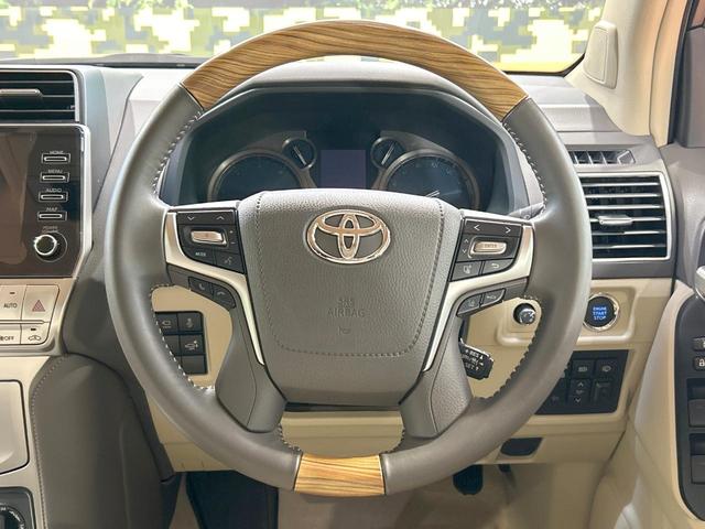 【ウッドコンビステアリング】高級感ある木目調パーツを採用した手に良く馴染むコンビハンドル。運転席廻りの雰囲気も一気に豪華になります！