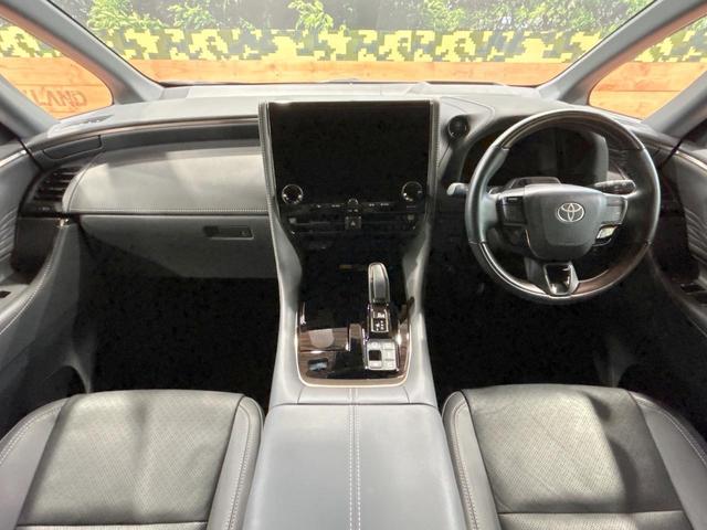 ヴェルファイアハイブリッド Ｚ　プレミア　禁煙車　ガラスルーフ　後席モニター　１４型ナビ　全周囲カメラ　ブラインドスポットモニター　トヨタチームメイト　ヘッドアップディスプレイ　レーダークルーズ　デジタルインナーミラー　両側電動ドア　ＥＴＣ（2枚目）