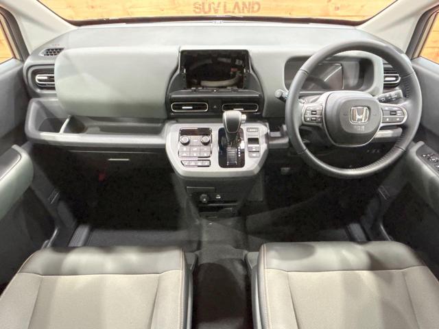 フリード ｅ：ＨＥＶクロスター　登録済未使用車　両側電動ドア　ルーフレール　ブラインドスポットモニター　レーダークルーズコントロール　シートヒーター　ホンダセンシング　ハーフレザーシート　純正１５インチＡＷ　ウォークスルー（2枚目）