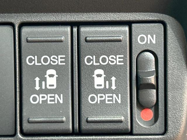 フリード ｅ：ＨＥＶクロスター　登録済未使用車　両側電動ドア　ルーフレール　ブラインドスポットモニター　レーダークルーズコントロール　シートヒーター　ホンダセンシング　ハーフレザーシート　純正１５インチＡＷ　ウォークスルー（5枚目）