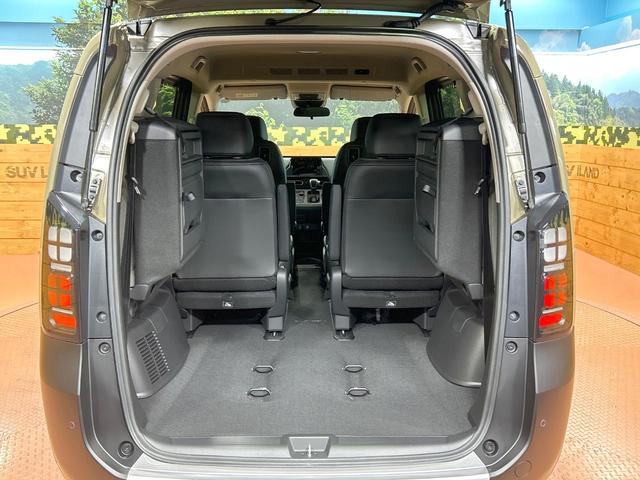 フリード ｅ：ＨＥＶクロスター　登録済未使用車　両側電動ドア　ルーフレール　ブラインドスポットモニター　レーダークルーズコントロール　シートヒーター　ホンダセンシング　ハーフレザーシート　純正１５インチＡＷ　ウォークスルー（11枚目）