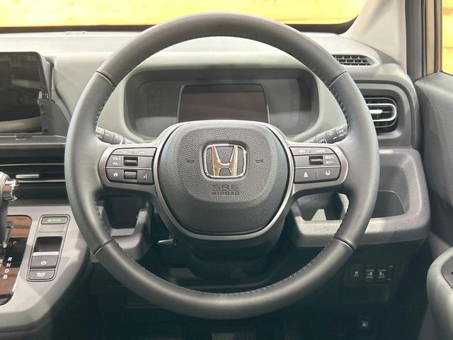 フリード ｅ：ＨＥＶクロスター　登録済未使用車　両側電動ドア　ルーフレール　ブラインドスポットモニター　レーダークルーズコントロール　シートヒーター　ホンダセンシング　ハーフレザーシート　純正１５インチＡＷ　ウォークスルー（12枚目）