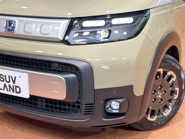 フリード ｅ：ＨＥＶクロスター　登録済未使用車　両側電動ドア　ルーフレール　ブラインドスポットモニター　レーダークルーズコントロール　シートヒーター　ホンダセンシング　ハーフレザーシート　純正１５インチＡＷ　ウォークスルー（13枚目）