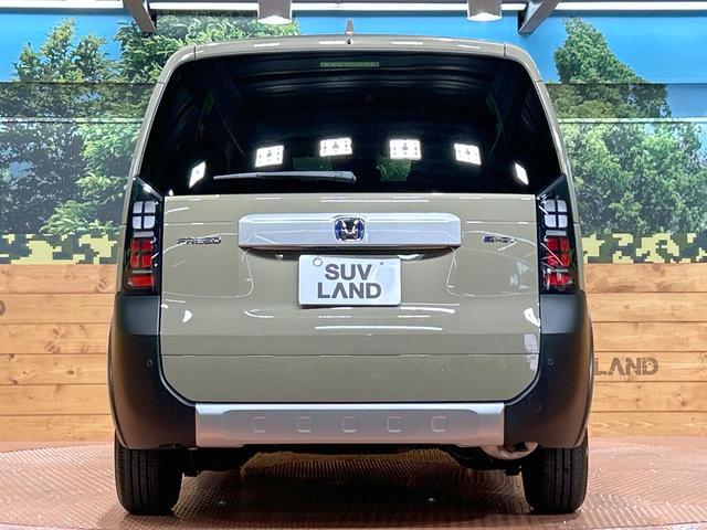 フリード ｅ：ＨＥＶクロスター　登録済未使用車　両側電動ドア　ルーフレール　ブラインドスポットモニター　レーダークルーズコントロール　シートヒーター　ホンダセンシング　ハーフレザーシート　純正１５インチＡＷ　ウォークスルー（16枚目）