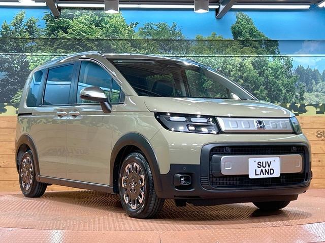 フリード ｅ：ＨＥＶクロスター　登録済未使用車　両側電動ドア　ルーフレール　ブラインドスポットモニター　レーダークルーズコントロール　シートヒーター　ホンダセンシング　ハーフレザーシート　純正１５インチＡＷ　ウォークスルー（17枚目）