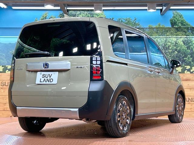 フリード ｅ：ＨＥＶクロスター　登録済未使用車　両側電動ドア　ルーフレール　ブラインドスポットモニター　レーダークルーズコントロール　シートヒーター　ホンダセンシング　ハーフレザーシート　純正１５インチＡＷ　ウォークスルー（18枚目）