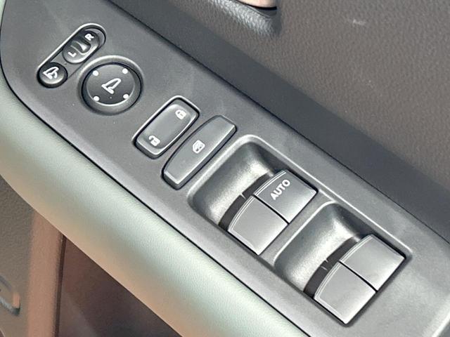 フリード ｅ：ＨＥＶクロスター　登録済未使用車　両側電動ドア　ルーフレール　ブラインドスポットモニター　レーダークルーズコントロール　シートヒーター　ホンダセンシング　ハーフレザーシート　純正１５インチＡＷ　ウォークスルー（22枚目）