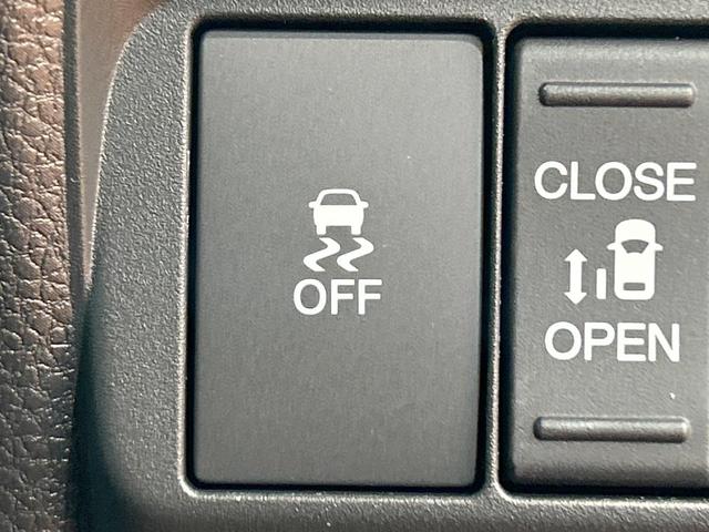 フリード ｅ：ＨＥＶクロスター　登録済未使用車　両側電動ドア　ルーフレール　ブラインドスポットモニター　レーダークルーズコントロール　シートヒーター　ホンダセンシング　ハーフレザーシート　純正１５インチＡＷ　ウォークスルー（24枚目）