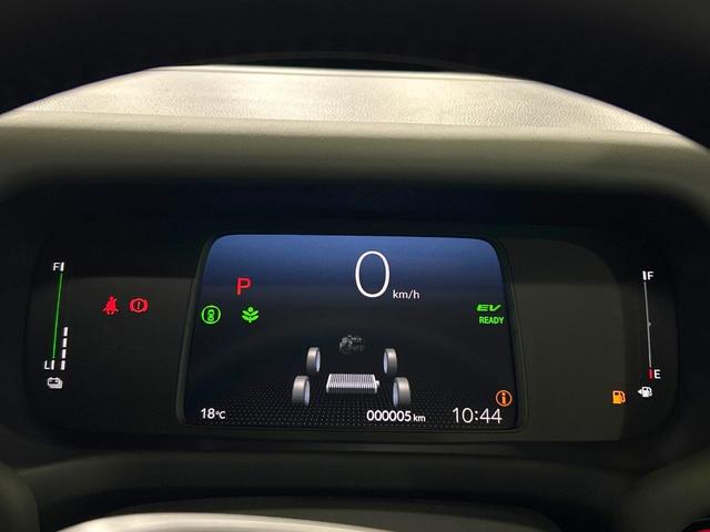 フリード ｅ：ＨＥＶクロスター　登録済未使用車　両側電動ドア　ルーフレール　ブラインドスポットモニター　レーダークルーズコントロール　シートヒーター　ホンダセンシング　ハーフレザーシート　純正１５インチＡＷ　ウォークスルー（25枚目）