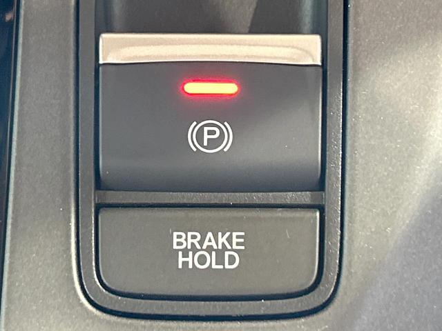 フリード ｅ：ＨＥＶクロスター　登録済未使用車　両側電動ドア　ルーフレール　ブラインドスポットモニター　レーダークルーズコントロール　シートヒーター　ホンダセンシング　ハーフレザーシート　純正１５インチＡＷ　ウォークスルー（30枚目）