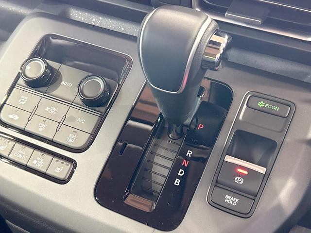 フリード ｅ：ＨＥＶクロスター　登録済未使用車　両側電動ドア　ルーフレール　ブラインドスポットモニター　レーダークルーズコントロール　シートヒーター　ホンダセンシング　ハーフレザーシート　純正１５インチＡＷ　ウォークスルー（31枚目）