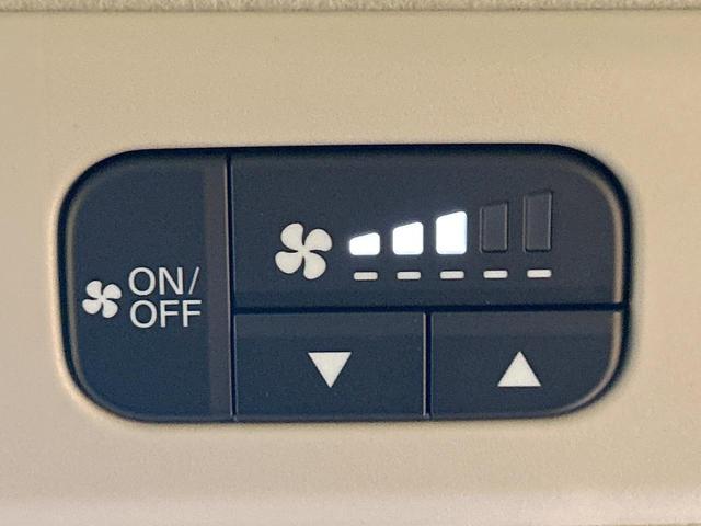 フリード ｅ：ＨＥＶクロスター　登録済未使用車　両側電動ドア　ルーフレール　ブラインドスポットモニター　レーダークルーズコントロール　シートヒーター　ホンダセンシング　ハーフレザーシート　純正１５インチＡＷ　ウォークスルー（41枚目）