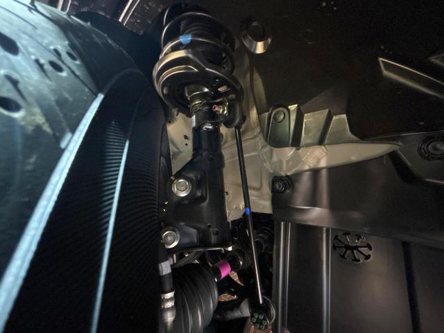 フリード ｅ：ＨＥＶクロスター　登録済未使用車　両側電動ドア　ルーフレール　ブラインドスポットモニター　レーダークルーズコントロール　シートヒーター　ホンダセンシング　ハーフレザーシート　純正１５インチＡＷ　ウォークスルー（52枚目）