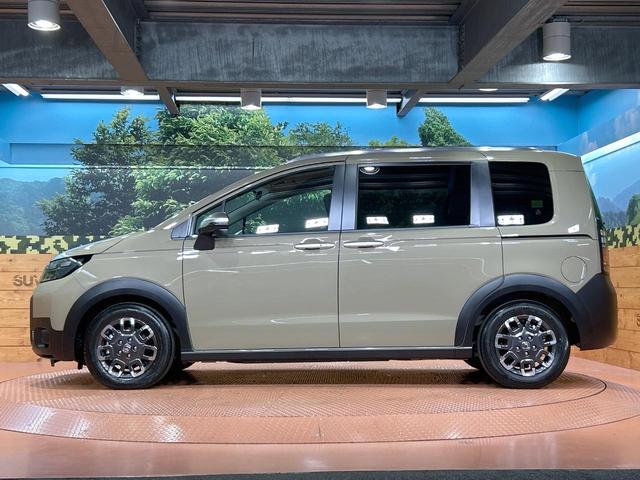 フリード ｅ：ＨＥＶクロスター　登録済未使用車　両側電動ドア　ルーフレール　ブラインドスポットモニター　レーダークルーズコントロール　シートヒーター　ホンダセンシング　ハーフレザーシート　純正１５インチＡＷ　ウォークスルー（54枚目）