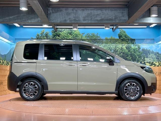 フリード ｅ：ＨＥＶクロスター　登録済未使用車　両側電動ドア　ルーフレール　ブラインドスポットモニター　レーダークルーズコントロール　シートヒーター　ホンダセンシング　ハーフレザーシート　純正１５インチＡＷ　ウォークスルー（56枚目）