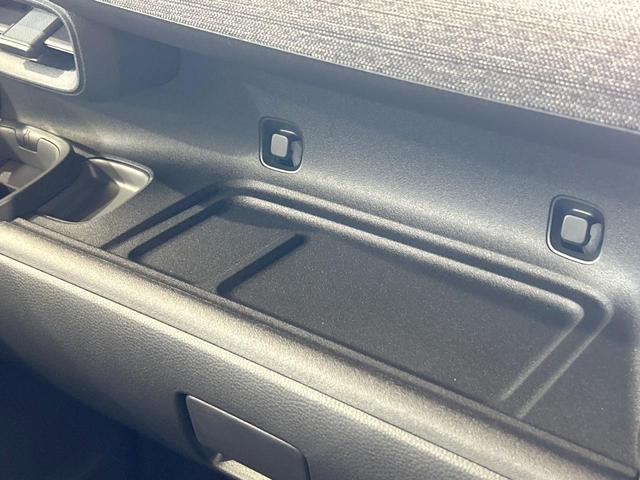 シエンタ ハイブリッドＺ　登録済未使用車　年次改モデル　全周囲カメラ　１０型ナビ　コンフォートパッケージ　天井サーキュレーター　両側電動ドア　ブラインドスポットモニター　純正オプション１５インチＡＷ（38枚目）