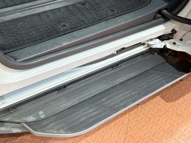 ノア Ｓ－Ｇ　禁煙車　純正１０．５インチナビ　両側電動ドア　ユニバーサルステップ　セーフティセンス　ＬＥＤヘッド＆フォグ　バックカメラ　ＥＴＣ　フルセグ　純正１６インチアルミホイール　電動パーキングブレーキ（3枚目）