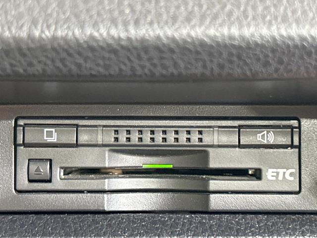 ノア ハイブリッドＸ　禁煙　後席モニター　純正ナビ　両側電動ドア　バックカメラ　スマートキー　ＬＥＤヘッドライト　純正１５インチアルミ　スペアタイヤ　ＥＴＣ　横滑り防止　デュアルエアコン　オートライト　プライバシーガラス（7枚目）