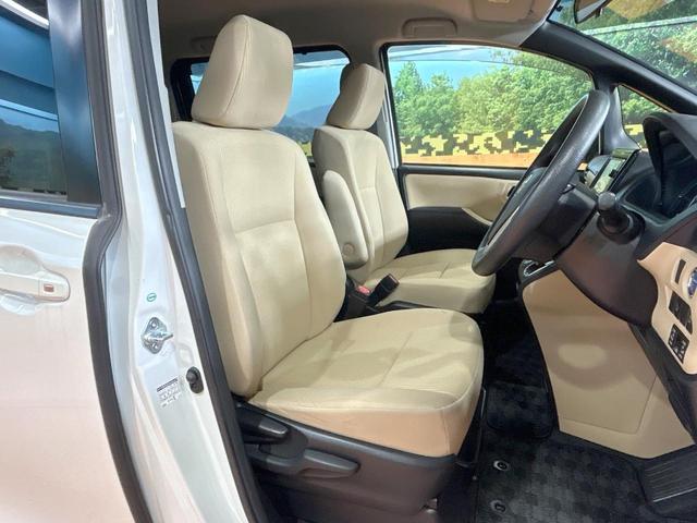 ノア ハイブリッドＸ　禁煙　後席モニター　純正ナビ　両側電動ドア　バックカメラ　スマートキー　ＬＥＤヘッドライト　純正１５インチアルミ　スペアタイヤ　ＥＴＣ　横滑り防止　デュアルエアコン　オートライト　プライバシーガラス（9枚目）