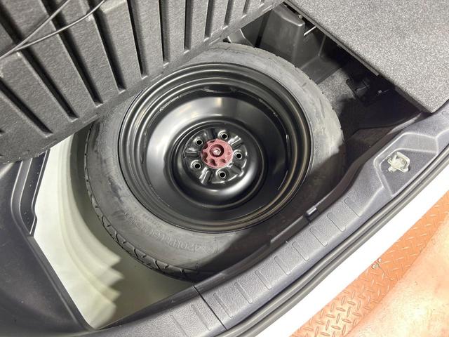 ノア ハイブリッドＸ　禁煙　後席モニター　純正ナビ　両側電動ドア　バックカメラ　スマートキー　ＬＥＤヘッドライト　純正１５インチアルミ　スペアタイヤ　ＥＴＣ　横滑り防止　デュアルエアコン　オートライト　プライバシーガラス（53枚目）