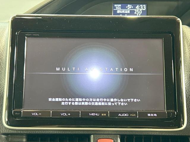 ヴォクシー ＺＳ　禁煙　後席モニター　純正９型ナビ　バックカメラ　両側電動ドア　ＥＴＣ　アイドリングストップ　ＬＥＤヘッドライト　純正１６インチアルミ　コーナーセンサー　フルセグ　Ｂｌｕｅｔｏｏｔｈ（4枚目）