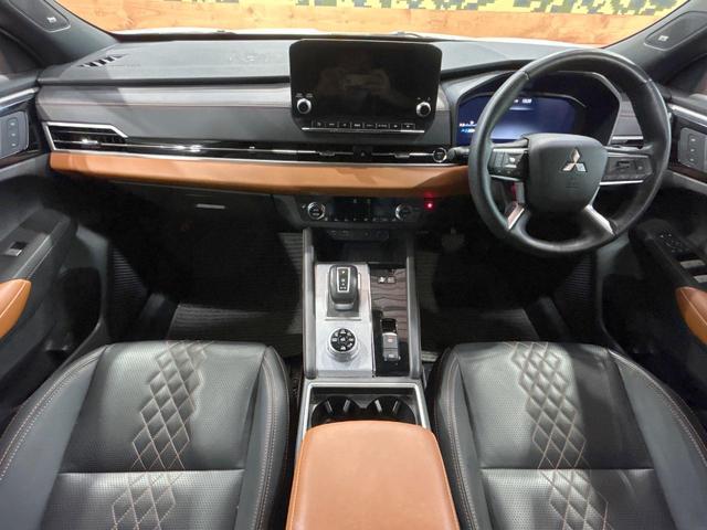 アウトランダーＰＨＥＶ Ｐ　禁煙車　純正９インチナビ　ＢＯＳＥサウンド　全周囲カメラ　電動リアゲート　全席シートヒーター　ヘッドアップディスプレイ　ワイヤレスチャージャー　コーナーセンサー　レーダークルーズ　車線逸脱警報（2枚目）