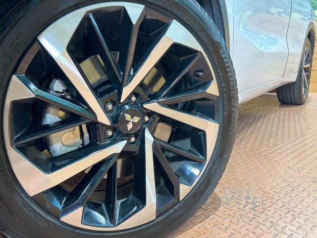 アウトランダーＰＨＥＶ Ｐ　禁煙車　純正９インチナビ　ＢＯＳＥサウンド　全周囲カメラ　電動リアゲート　全席シートヒーター　ヘッドアップディスプレイ　ワイヤレスチャージャー　コーナーセンサー　レーダークルーズ　車線逸脱警報（13枚目）