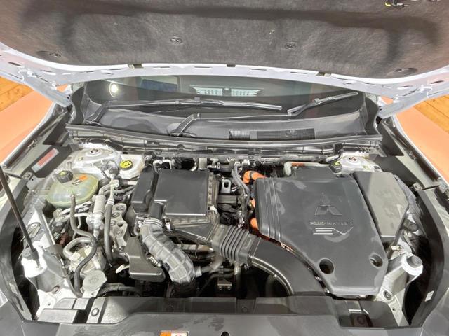 アウトランダーＰＨＥＶ Ｐ　禁煙車　純正９インチナビ　ＢＯＳＥサウンド　全周囲カメラ　電動リアゲート　全席シートヒーター　ヘッドアップディスプレイ　ワイヤレスチャージャー　コーナーセンサー　レーダークルーズ　車線逸脱警報（18枚目）